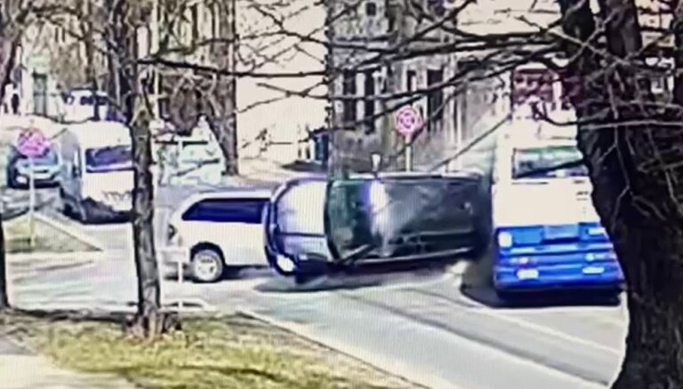 Video fiksēts avārijas brīdis Melnsila ielā ar 'Škoda' apgāšanos uz jumta