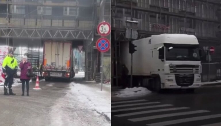 Valguma ielā kravas auto iesprūdis zem ēkas arkas