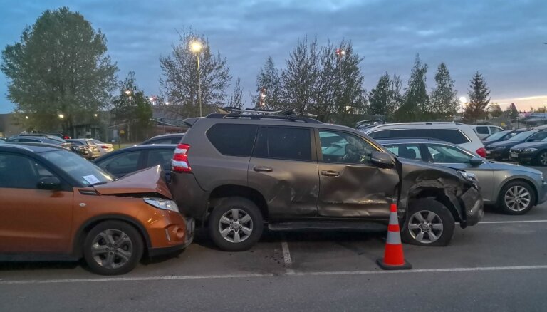 Foto: Stāvvietā pie lidostas Rīgā sadauzīti trīs auto