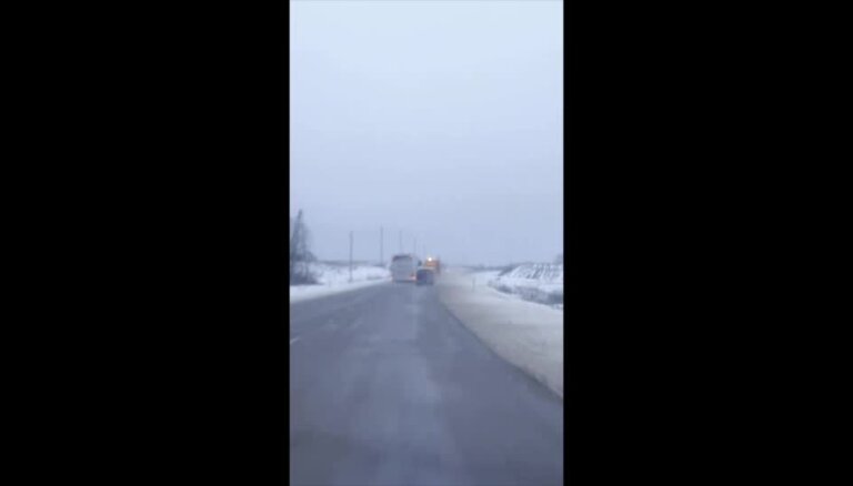 'Nordeka' autobuss uz Latvijas ceļiem: aculiecinieki nobažījušies par pasažieru drošību