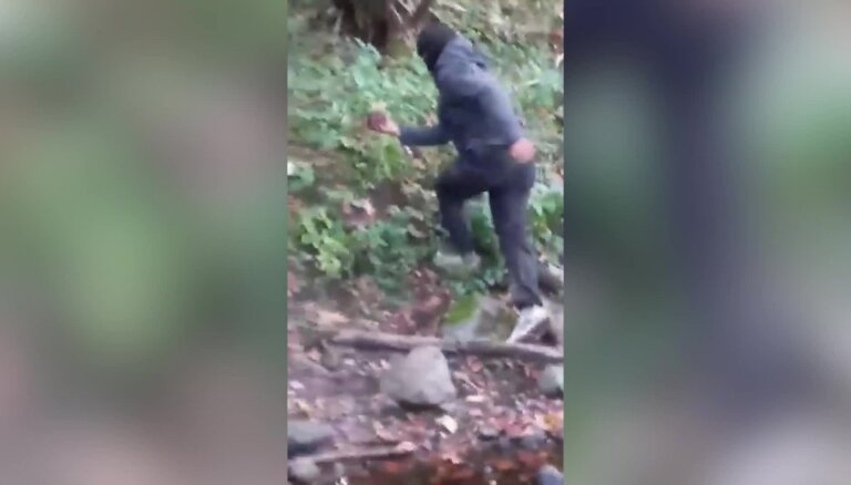 Migranti robežsargu virzienā met akmeņus