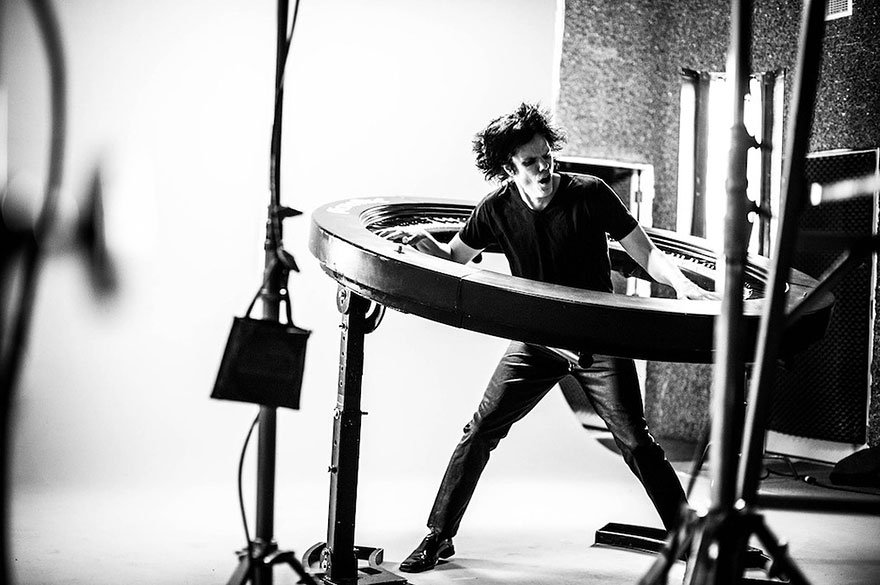 Lady Gaga pianists ievieš apaļu sintezatoru