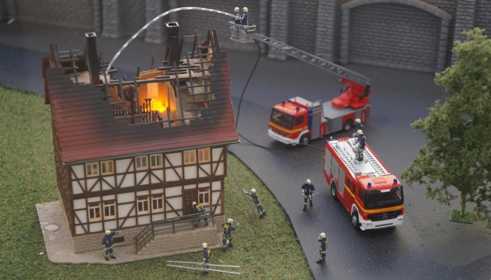 Паровозы, пожар и даже Maxima. В Риге — чудесная выставка местных миниатюр!
