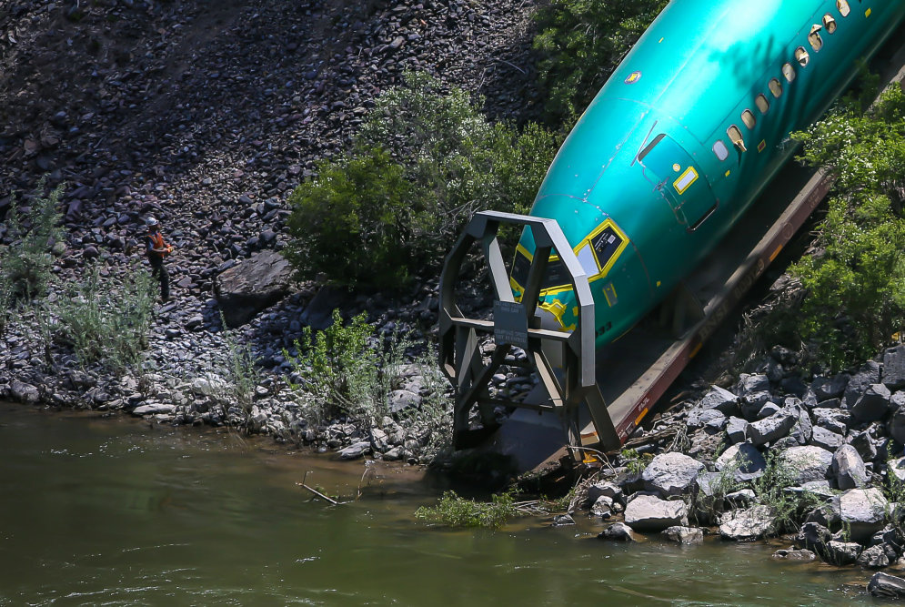 Редкие фотографии: поезд "уронил" в реку фюзеляжи Boeing 737