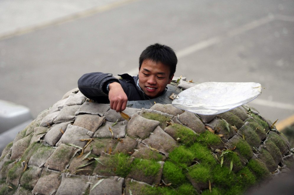 Ķīnietis, nevarot atrast dzīvesvietu, uzbūvē sev portatīvu mitekli