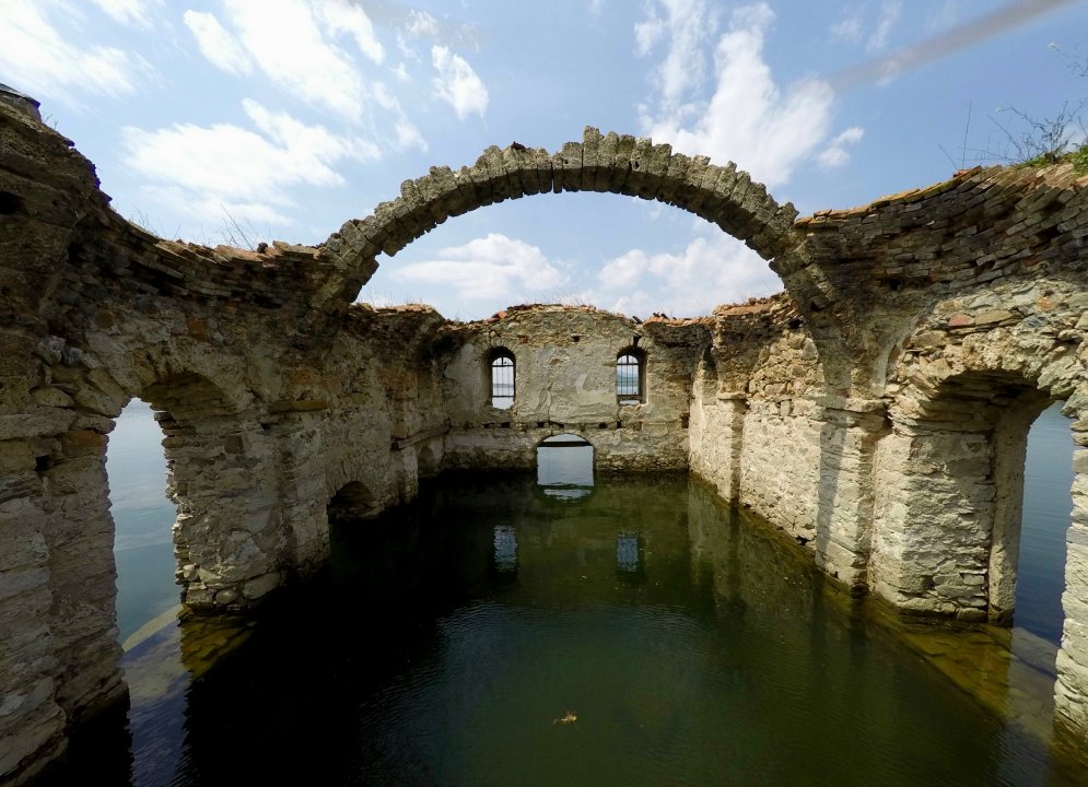 Baznīca ezerā vidū atgādina par piespiedu kārtā pazudināto Bulgārijas pilsētu