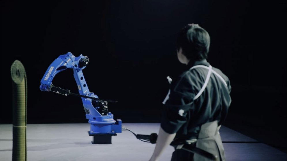 ВИДЕО: Робот-самурай научился владеть мечом и победил своего сенсея