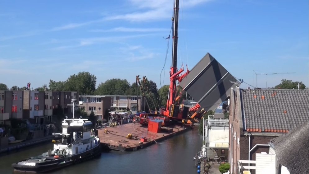 10 секунд, захватывающие дух: в Нидерландах кран уронил часть моста на жилые дома
