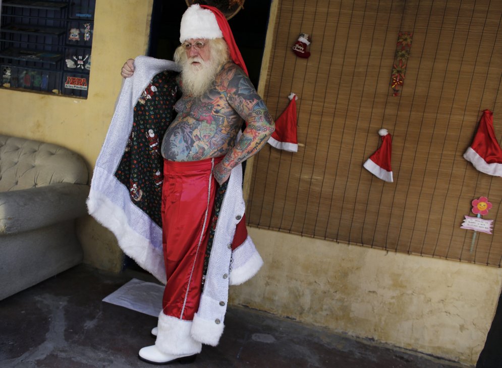 Ziemassvētku vecītis, kurš slēpj tetovējumus