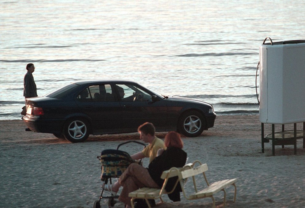 Kā latvieši priecājās pludmalēs 90. gados - stilīgi peldkostīmi un mīlas prieki