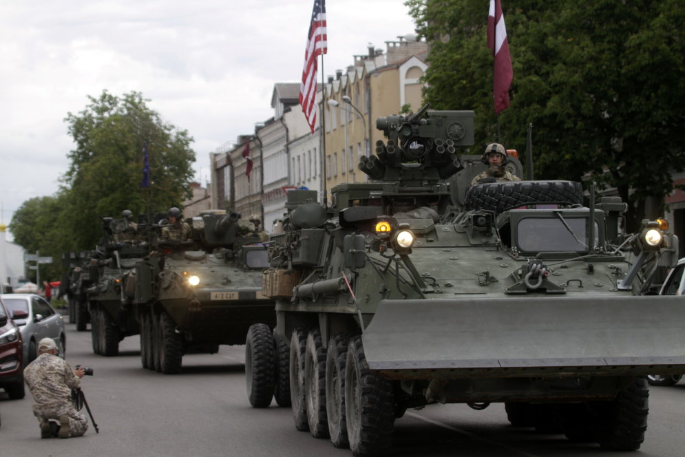 По улицам Даугавпилса тяжелой поступью прошли 200 единиц техники армии США