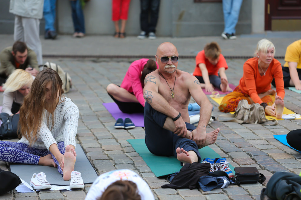 Йоги на Ратушной площади устроили позитивный флешмоб