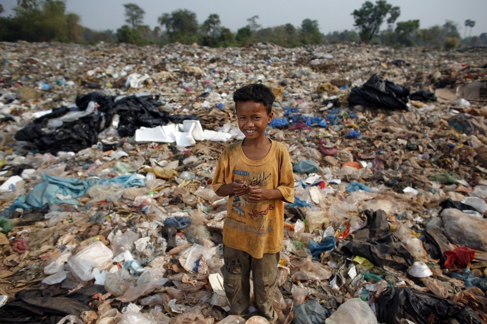 Atkritumu cilvēki: kā nabadzīgie ļaudis dzīvo Kambodžā