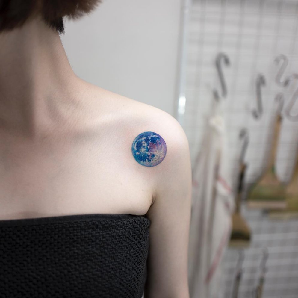 Просто космос! 19 стильных татуировок для тех, кто хотел, но не стал космонавтом