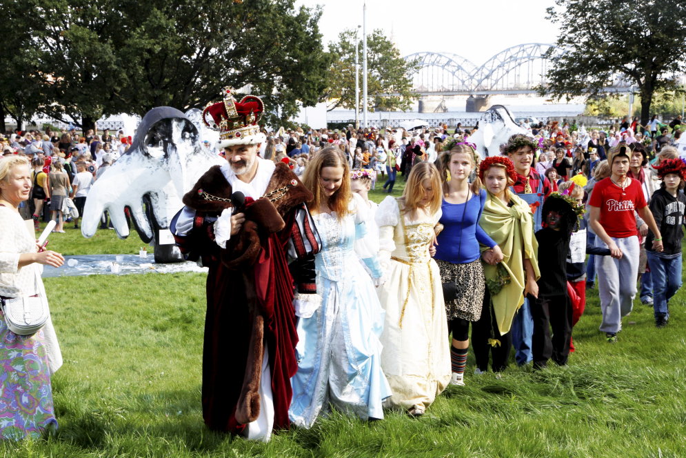 Более 1500 детей устроили веселое карнавальное шествие в "Замок света"