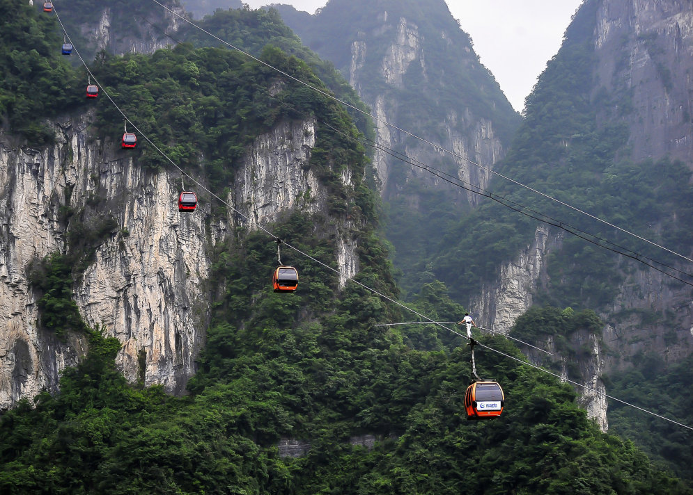 Могучая китайская гора вновь победила швейцарского канатоходца-экстремала