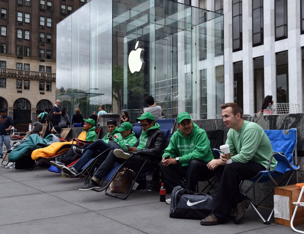 Apmātie 'iPhone' fanāti milzīgā rindā gaida telefonus