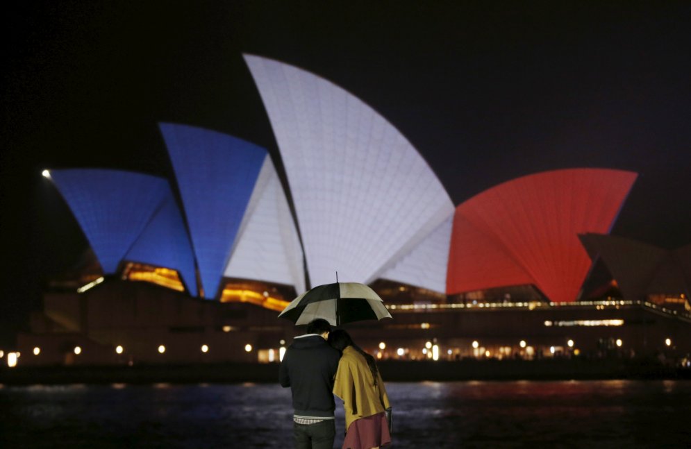 Держись, Франция! Известные в мире здания окрасили в цвета французского флага