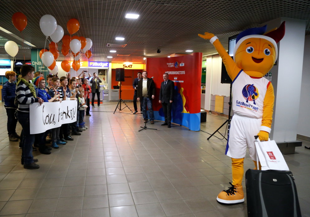 В Ригу прилетел талисман "Евробаскета-2015" и начал набор помощников (+анкета!)
