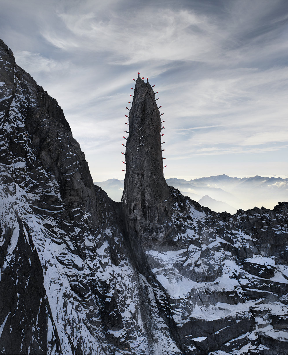 Феноменальные кадры: десятки альпинистов в Альпах позируют известному фотографу