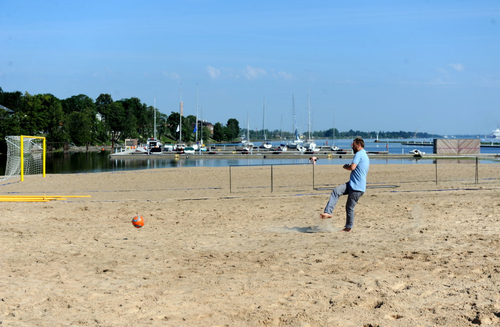 На пляже на Кипсале делают два футбольных поля и кафе