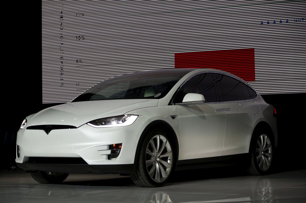 Tesla представила Model X — с вертикальными дверьми и кнопкой "биотревоги"
