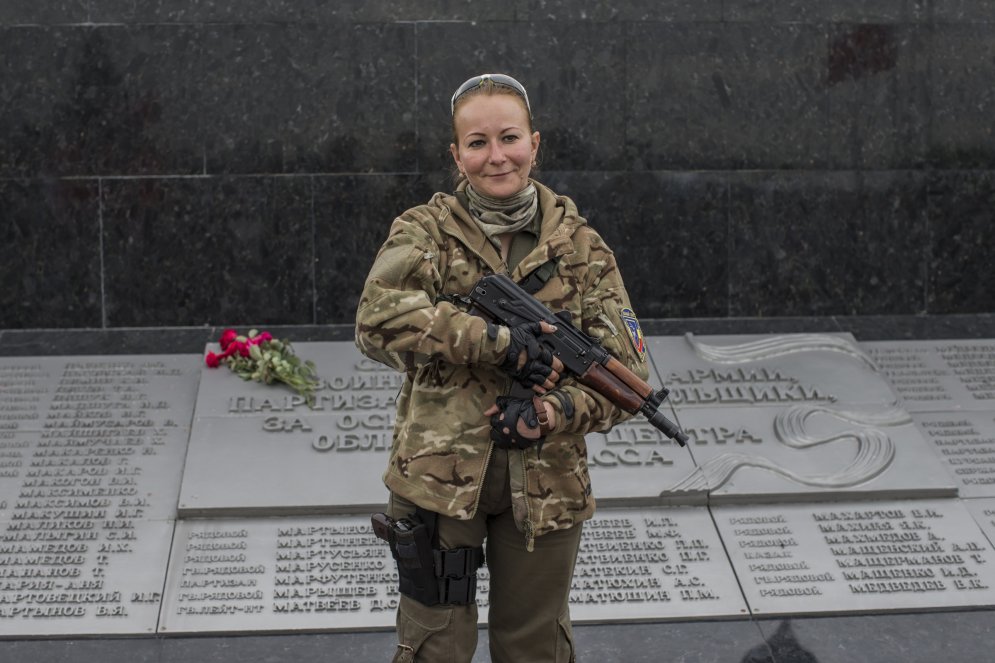 А зори там тихие: зачем украинские женщины с обеих сторон взяли в руки оружие