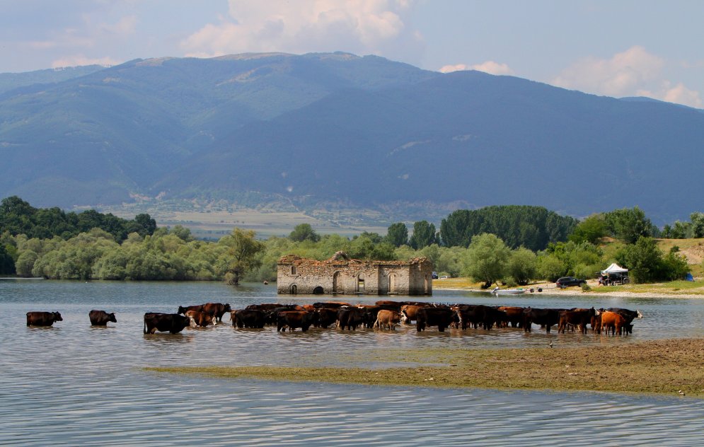 Baznīca ezerā vidū atgādina par piespiedu kārtā pazudināto Bulgārijas pilsētu