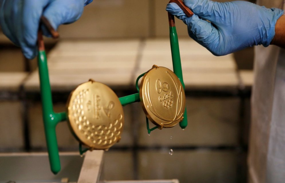 Почему олимпийское "золото" льют из серебра, или 20 фото с фабрики медалей для Игр-2016