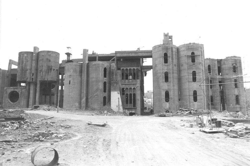 Архитектор 45 лет превращал старый цементный завод в свой новый дом. Результат? Вау!