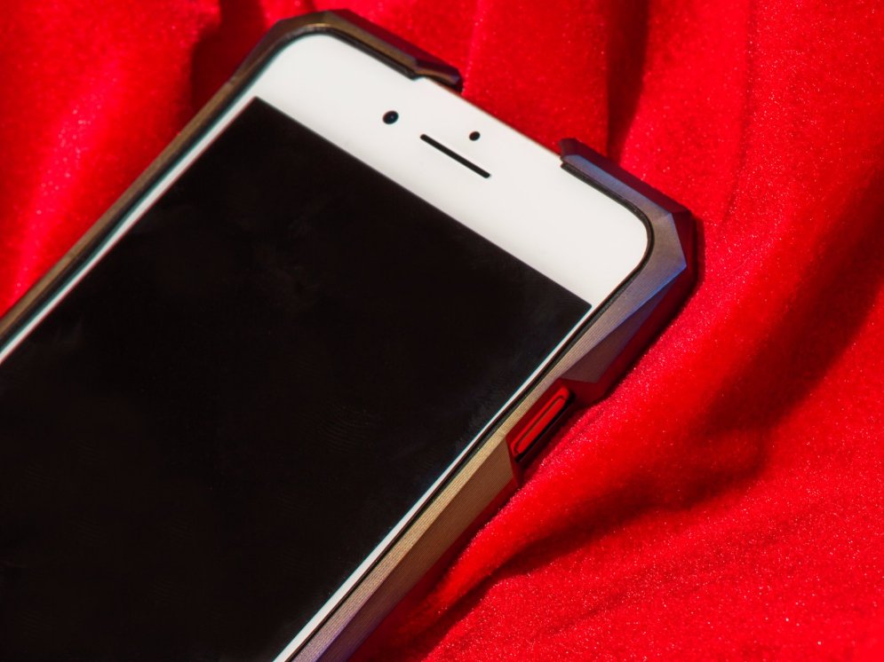 Красиво звОнить не запретишь. В Сингапуре сделали чехол для iPhone — из титана, за €1143