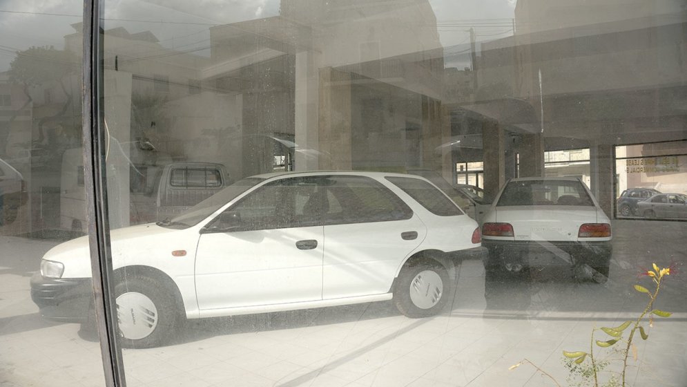 ФОТО, ВИДЕО. Как выглядит заброшенный с 1990-х годов "магазин" Subaru с новыми авто