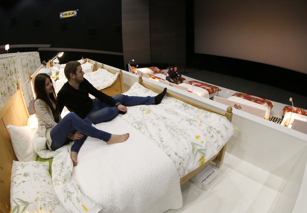 IKEA заменила кресла в московском кинотеатре на двуспальные кровати