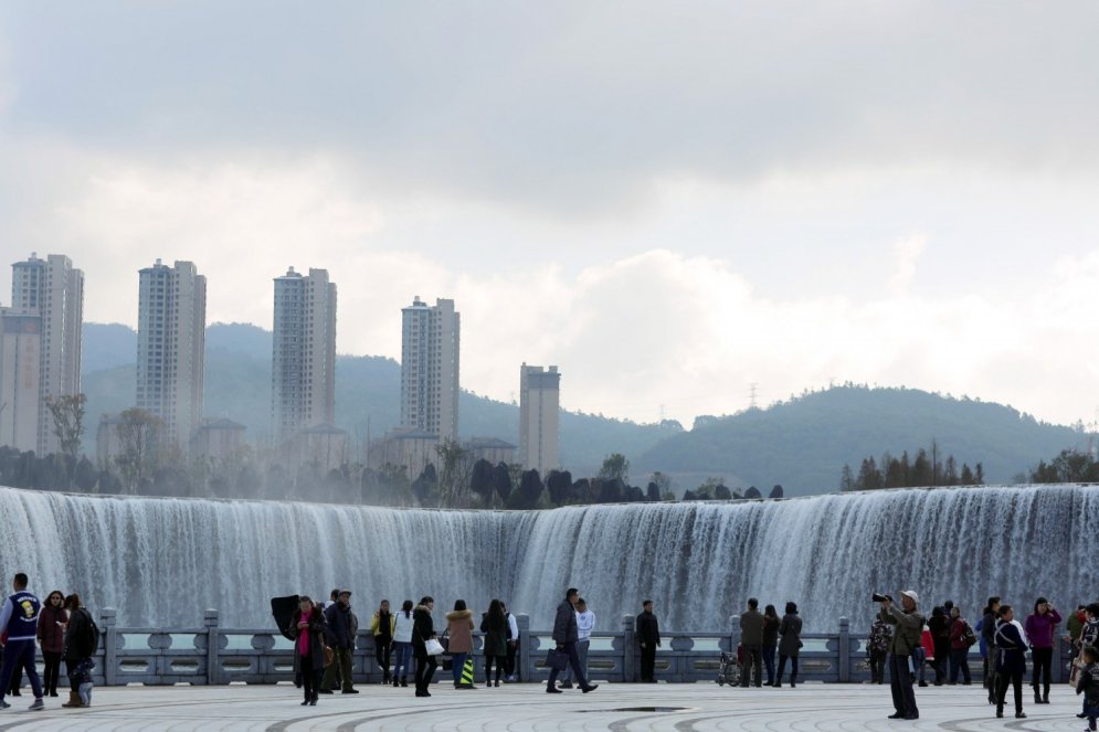 Полезно и красиво: в Китае построили искусственный водопад длиной 400 метров