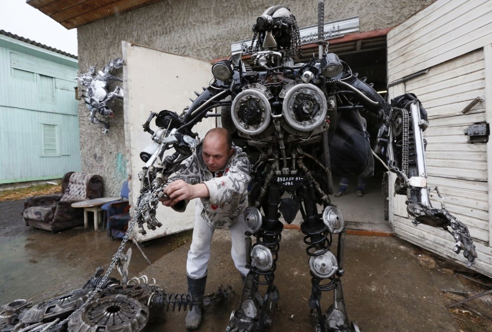 Krievu mehāniķis garāžā rada metāla mākslu