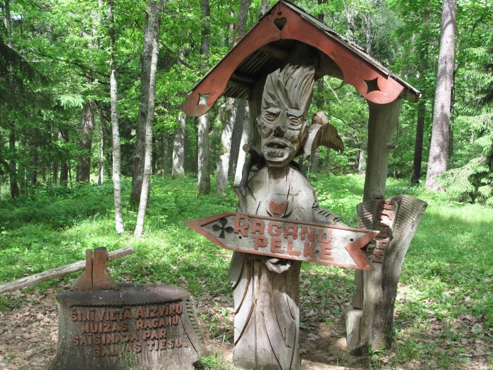 Ieskats koku skulptūru dārzos Latvijā