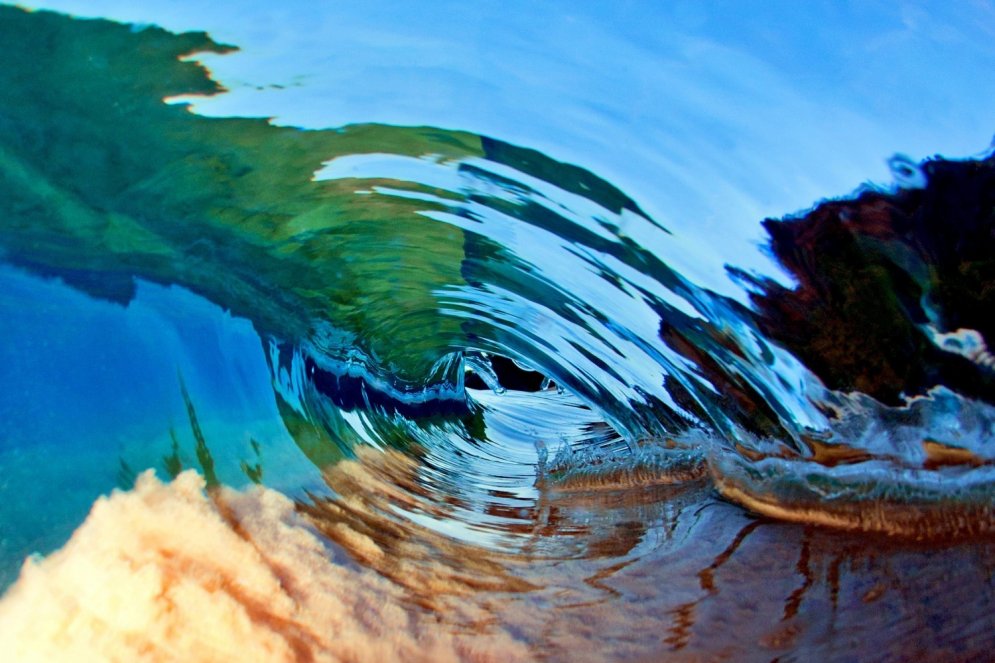 Невероятные фотографии океанских волн — изнутри