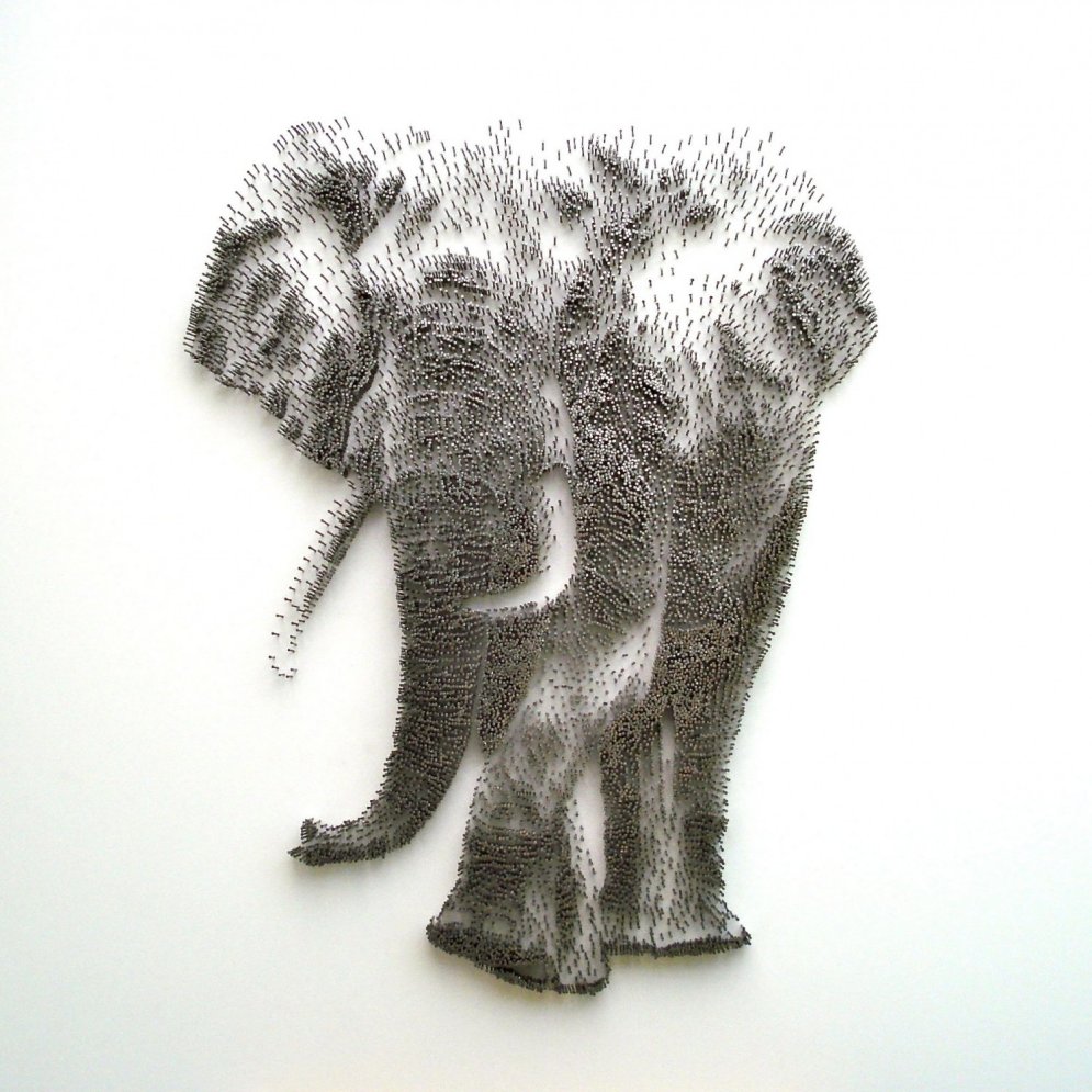 Bovijs, Merilina un ziloņi: ar naglām radīta māksla