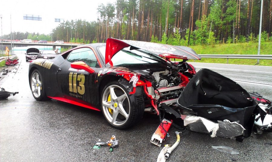 Sešas bagāto cilvēku autoavārijas Latvijā