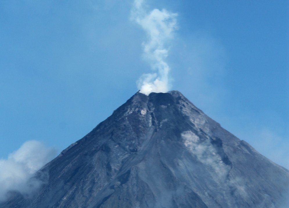 Bailēs no vulkāna Filipīnās evakuē tūkstošiem cilvēku