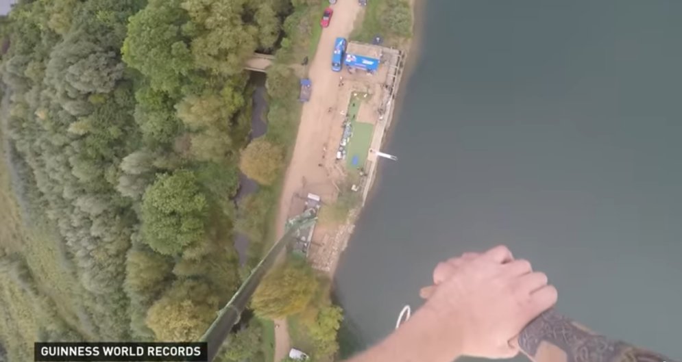 ВИДЕО: британец прыгнул с высоты в 70 метров и обмакнул печенье в чай