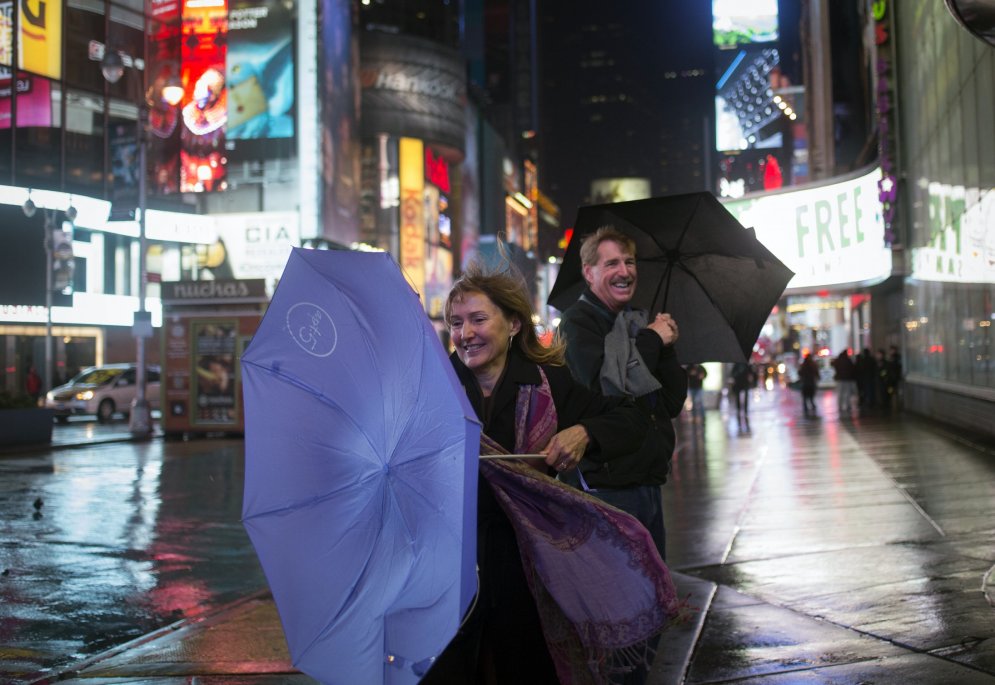 Чуть не унесенные ветром. 22 фото людей, подло преданных своими зонтиками