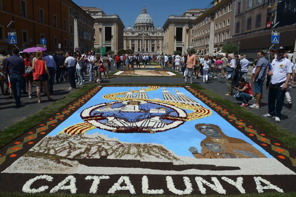 В Риме расстелили "ковры" из цветов, соли и цветных опилок