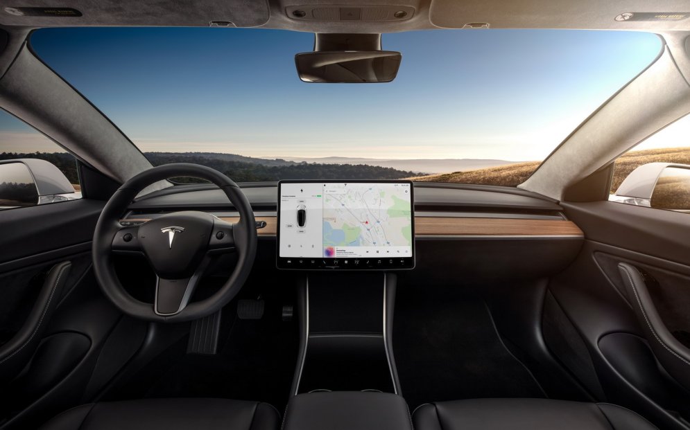 Про Tesla Model 3 без пафоса. О "культовом е-мобиле" — для нормального человека