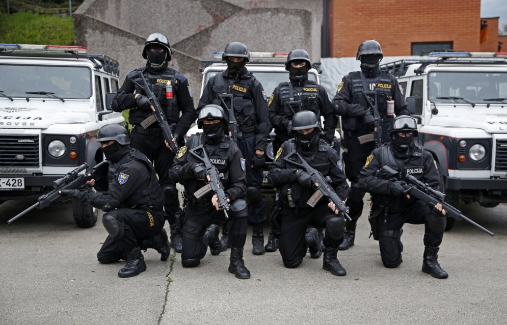 Сила закона: в каких случаях полицейский спецназ разных стран применяет оружие