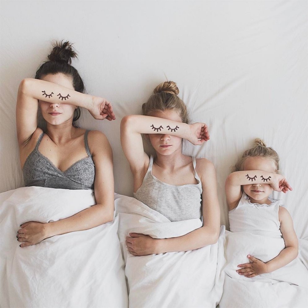 ФОТО. Мама, дочка и еще раз дочка — в милой фотосерии в одинаковой одежке