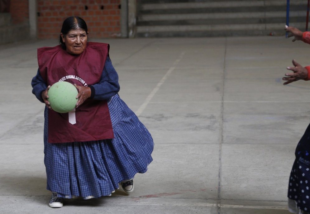 Vecas, bet spriganas: kā bolīviešu omītes handbolu spēlē