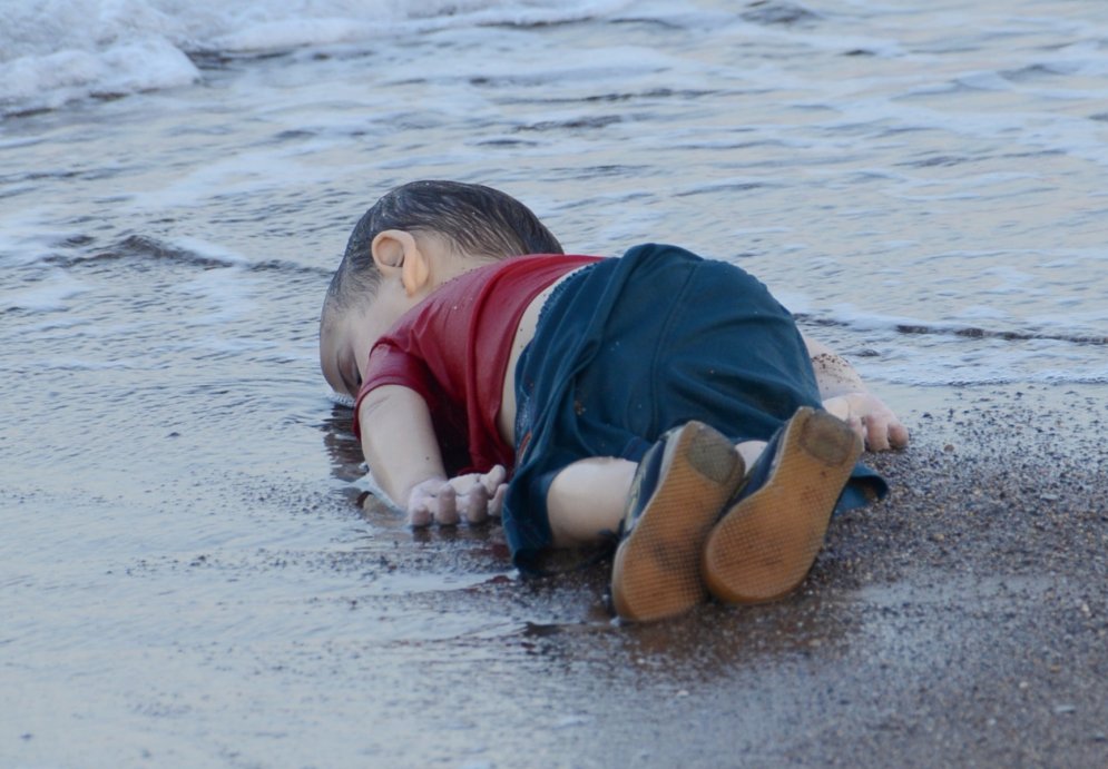 Художники со всего мира ответили на смерть 3-летнего беженца из Сирии