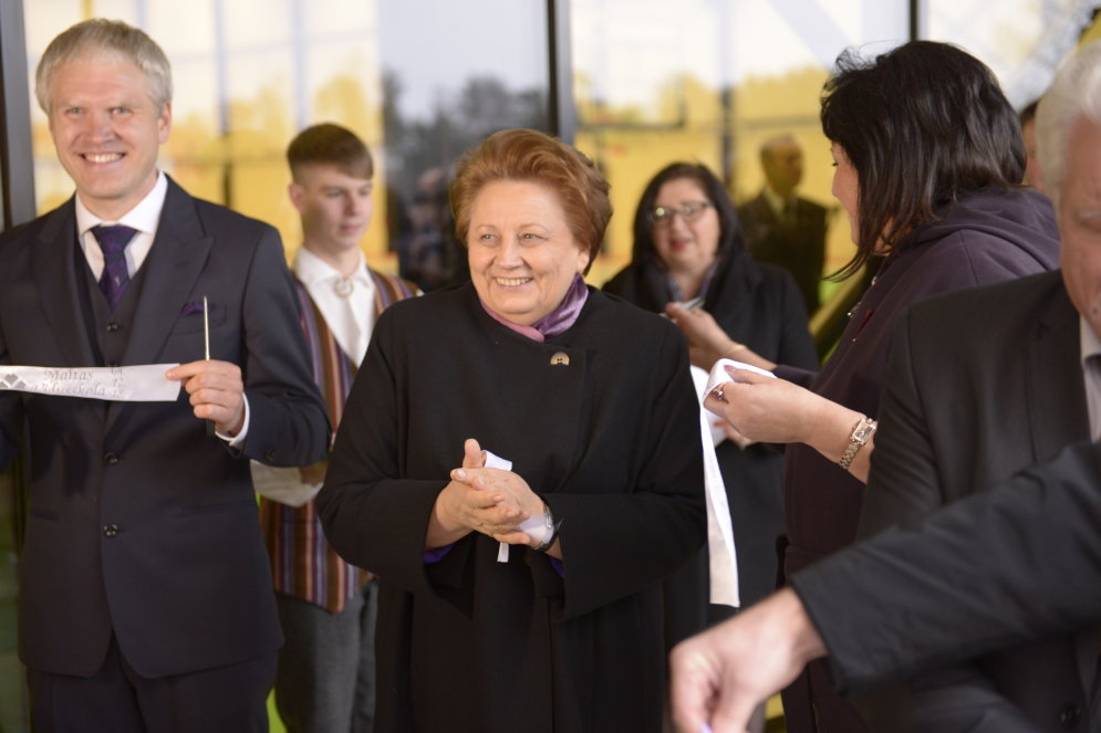 Премьер-министр Латвии открыла банкомат на задворках Латгалии