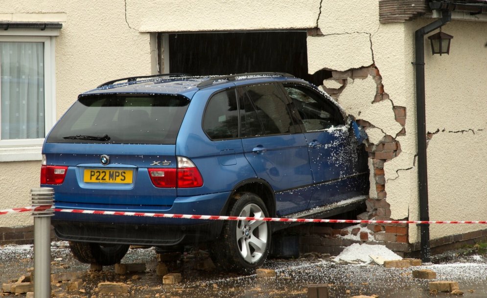 BMW spēks: iztriekties cauri ķieģeļu mūrim un mājas sienai